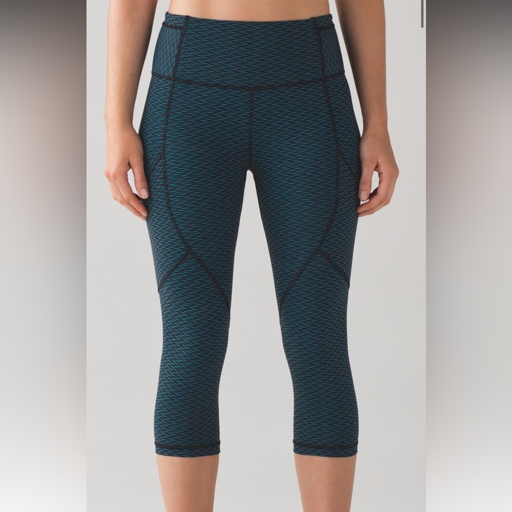56. Lululemon Outrun 17" Crop
Score Jacquard Black Indian Ocean / Black
